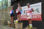 Üppig beschenkt - Kirsten Geist (li) von der Gaensefurther Sportbewegung feiert ihren 2. Platz in der Gesamtwertung der Frauen.