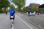 Die gut gelaunten Hamburger trugen ihre Marathonläufer Meter für Meter durch die Stadt 