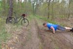 Der Radfahrer ist als Begleiter nicht richtig ausgelastet und sorgt für Belustigung bei den Läufern.