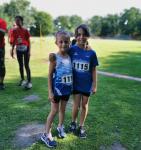 Gemeinsam läuft besser: Emily Siebert und Lenya Schielke (v.l.) vor dem Start zum Schnupperlauf über einen Kilometer, den sie mit Platz eins und drei in ihren Altersklassen belegten.