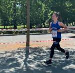 So geht es bei sportlichen Familien zu: Während Mutti Anke Delius auf der Halbmarathonstrecke unterwegs war, vertrieb sich Tochter Annika die Zeit auf der Fünf-Kilometer-Strecke.