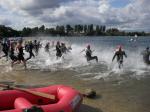Die 74 Triathleten des Landesliga-Wettbewerbs stürmen ins Wasser.