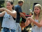 Drei Mädchen der Dance-Factory legten beim Sommerfest der Lebenshilfe -Wohnstätte in Hecklingen trotz Hitze eine flotte Sohle auf`s Parkett. Foto: Nora Menzel, Volksstimme 27.07.2015