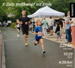 Auswertung und Statistik zur Distanz, Zielzeit und gelaufener Durchschnittsgeschwindigkeit laut Emilys Laufuhr.