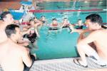 Ex-Schwimm-Weltmeister Christian Keller (r.) war k&uuml;rzlich im Salzland Center und trainierte im Erlebnisbad die Gaensefurther Triathleten. Foto: Lutz Kr&uuml;ger, Generalanzeiger