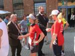 Die gemeinsame Übergabe von Grußbotschaften durch Sportler des Landkreises an die befreundeten Stadtwerke ist ein Hauptanliegen der Veranstaltung. Die gemeinsame Übergabe von Grußbotschaften durch Sportler des Landkreises an die befreundeten Stadtwerke ist ein Hauptanliegen der Veranstaltung.