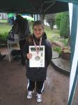 Alina zeigt stolz Urkunde und Medaille f&uuml;r ihren Sieg im 50m Lauf.