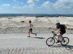 Die Sonne reflektiert das wei&szlig;e Abraummaterial- Sabine k&auml;mpft sich durch. 