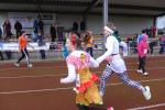 Bei Stefanie und Paula Nowak lief es nicht nur auf der Laufbahn perfekt (1. Platz 14-35 Jahre weiblich). Sie r&auml;umten auch einen der Sonderpreise in der Kategorie 'Bestes Kost&uuml;m' ab.
