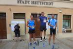 Der Pokal f&uuml;r den Gesamtsieger des Halbmarathons bleibt bei einem Hettstedter. &Uuml;ber Platz zwei und drei freuen sich Dirk Meier und Steffen Sch&ouml;ler von der Gaensefurther Sportbewegung (v.l.).