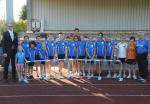Torsten Blauwitz von der Salzlandsparkasse &uuml;bergab den jungen Leichtathleten 4 neue Trainingsh&uuml;rden