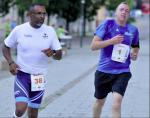 Staßfurts Oberbürgermeister Sven Wagner (r.) absolvierte seine zehn Kilometer rund um den Sperlingsberg zusammen mit Matthias Lampe.