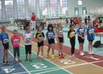 Vor dem Start zum 600m Lauf der Altersklasse w8 (v.r.) Michelle Otto, Laura Otto und Nina Ritter (5.v.r.)