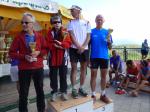 Jürgen freut sich über den Pokal für Platz drei in seiner Altersklasse.