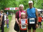 Jürgen Eisfeld, Sieger der AK 70, mit Enkel Jan und seiner Mutti. Der Triathlet hofft, dass der jüngste Sproß der Familie mal in seine Fußstapfen treten kann. In Wernigerode hat es noch nicht ganz für einen Podestplatz gereicht. 