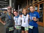 Das Foto mit den glücklichsten Gesichtern des Magdeburg Marathons: die Eltern Kirsten und André Geist mit Halbmarathon-Debütantin Claudia Geist in ihrer Mitte und Marathondritter Stefan Otto