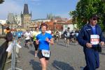 Sabine Börner auf der Karlsbrücke. Im Hintergrund die Prager Burg mit dem Hradschin.