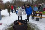 Bis es endlich soweit war, mussten sich die Eisbader irgendwie warmhalten. Die unteren und die oberen Extremitäten sind besonders kälteanfällig, doch zum Glück gab es für Petra Becker und Sabine Börner aufgestellte Feuerschalen.