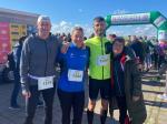 Verena Hildebrandt und Rinaldo Schielke (2. und 3. v.l.) vor dem Start zum 14. Tangermünder Elbdeichmarathon. 