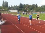 Nele (l.) und Lara (m.) beim 50 Meter Lauf.