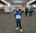 Emily Siebert von der Gaensefurther Sportbewegung im Ziel! Ihre Startnummer wird sie sich wahrscheinlich einrahmen, denn in dem großen Starterfeld finishte sie als Neunte von 437 weiblichen Teilnehmerinnen. In ihrer Altersklasse lief sie auf Rang zwei.