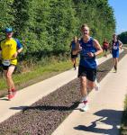 Daniel Bierbach (re.) benötigte für die 11,5 Kilometer in Schackensleben nur 51:52 Minuten und war damit schnellster Läufer der Gaensefurther. 