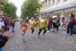 Sara und Nele von der Ganztags-Sekundarschule Am Tierpark meistern den 1,5 Kilometer Hobby-Pokal-Lauf gemeinsam (514, 517 v.l.)