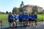 Die Gaensefurther Sportbewegung vor Schloss Moritzburg: Jörg und Aileen Schönherr, Kathleen Mahler mit Maskottchen (noch Namenlos), Stefan Sindermann, Nico Mahler, Kirsten Geist, Janine Wuwer und Sabine und Jens-Uwe Börner (v.l.)