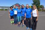 Diese kleine Abordnung der Bode-Runners finishte beim 18. Lehrter Citylauf erfolgreich über zehn Kilometer (Jens-Uwe Börner, Kathleen Mahler, Sabine Börner, Renate Liedtke, Nico Mahler, Jürgen Günther und Kirsten Geist v.l.) und hatte eine Grußbotschaft an die Partnerstadt im Gepäck. 