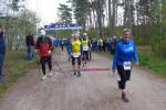 Bärbel Lallecke (vorn), Neuling bei den Bode-Runners, legte sich im Walking richtig in die Bresche.  