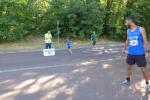 Papa Rinaldo Schielke wartet an der Wende zum Ein-Kilometer-Schnupperlauf auf Tochter Lenya. Bis zum Sportplatz zurück, liefen sie gemeinsam. 