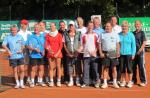 Die Teilnehmer am Schleifchenturnier in Staßfurt. H.v.l. Manfred Rademann, Frank Müller, Timm Leopold, Ingo Becker, Dieter Naumann, Ulf Gothe, v.v.l. Herbert Mandel (Sieger), Reiner Christoph, Caro Urban, Roberto Henschke, Ronny Selig, Hans-Georg Schneider, Cathrin Urban.