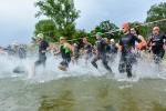 Start der 1. Welle mit Olaf Moch in grüner Badekappe