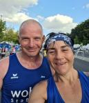 Während Nancy Bothe nach dem absolvierten Marathon emotional auf Wolke Sieben schwebt, ist Jens Schlottag froh über die erreichte Ziellinie. Geschafft und zufrieden - seine zehnte Teilnahme in Berlin, die er auf keinen Fall verpassen wollte.

