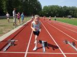 Lena wartet konzentriert auf den Start über 50m.