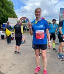 Schmiedefeld, „Das schönste Ziel der Welt“, und die Frisur sitzt immer noch bei Anke Delius! Ihre Finisher-Medaille wird nach fünf Stunden und 36 Minuten Laufarbeit sicher einen ganz besonderen Platz bekommen. „Seitdem Anke mit euch läuft, ist sie ein ganz anderer Mensch!“, freute sich auch der Gatte über seine sportliche Frau.