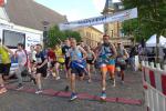 Der Start des Sechs-Kilometer-Wobau- und des Zehn-Kilometer-Laufes fand gemeinsam statt. Dabei ging ein breites Teilnehmerfeld, inklusive des späteren Siegers des Hauptlaufes, Torsten Jokisch (vorn rechts) vom HSV Medizin Magdeburg, an den Start.