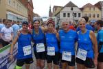 Wahnsinns Stimmung für Jörg und Aileen Schönherr, Sabine und Jens-Uwe Börner und Renate Liedtke (v.l.) beim 6. Tangermünder Lichterlauf! Auf zehn Runden und damit über zehn Kilometer, ging es durch die schöne Altstadt. Eine gute Vorbereitung auf den Lehrter Citylauf Anfang September, den die Bode-Runners fest im Laufkalender eingetragen haben.