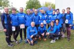 Etwas verfroren stellen sich die Bode-Runners der Gaensefurther Sportbewegung vor den Starts zum Gruppenfoto auf: Jens-Uwe Börner, Stefan Sindermann, Kathleen Mahler und Sabine Börner (u.v.l.), Alexander Topf, Sandra Homann, Jürgen Günther, Christa Fümel, Nancy Bothe, Dirk und Claudia Meier, Olaf Bothe, Kirsten Geist, Edgar Schmidtke, Claudia Geist, Kathleen Auer, Janine Wuwer und Renate Liedtke (o.v.l.)