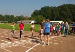 Celine Ladehoff (2.v.l.) bereitet sich auf den Start über 800m vor, bei dem sie sich mit PB über den 1. Platz freuen kann .