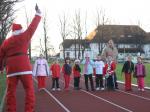 Die jüngsten Läufer haben 200 m zu absolvieren, bevor sie vom Nikolaus mit einer kleinen Überraschung belohnt werden. 