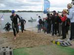 Die zahlreichen Zuschauer spenden den Teilnehmern des Schlossbrunnen-Triathlons Beifall, die nach 0,75 km Schwimmstrecke den Löderburger See verlassen.