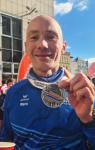 Für Mario Kreutzmann war der Mitteldeutsche Marathon von Leipzig nach Halle sein zweiter Marathon über 42,195 Kilometer, welchen er nach 03:47:06 Stunden über die Ziellinie brachte. Brutaler Gegenwind verhinderte seine anvisierte Zielzeit von 03:33:33 Stunden, die er dann vielleicht beim Spreewaldmarathon im nächsten Jahr erreichen will. 