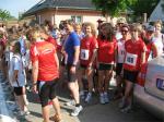 Warten auf den Start zum 5,3 km Lauf.(rechts die Staßfurter Läufer)