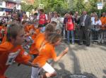 Herr Zok gab den Startschuss für den zweiten Start des 2-km-Schülerlaufs, bei dem Läufer der Uhlandschule Staßfurt dabei waren.
