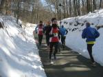 Entlang der Laufstrecke türmten sich Schneemassen- von Frühling keine Spur.