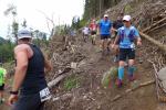 Konzentration und Trittsicherheit waren für Detlef Schäfer (blaues Stadtwerke-Shirt) und Alexander Topf (blaues Wobau-Shirt) auf dem 15 Kilometer langen Winterberg-Trail sehr gefordert. 