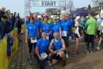 Während Janko Schlenker auf der Marathondistanz bereits gegen den Wind kämpfte, gruppierten sich die Bode-Runners zum obligatorischen Startfoto: (v.l.) Sylvia Köhn, Lutz Klauß, Katrin Krebs, Jörg Schäper, Sabine Börner, Jörg Eisfeld, Jens-Uwe Börner, Petra Becker, Claudia Meier, Sibylle Schäper, Dirk Meier