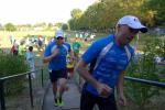 Nach einer Sportplatzrunde ging es über eine Treppe hinaus auf die Strecke. Die Triathleten Stefan Berger (r.) und Maik Löwe (l.) laufen ganz vorn mit. 