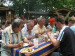 Beim anschliessenden Grillfest schmeckte es wie hier dem Vereinsvorsitzenden  und den Tennisspielern auch allen anderen Triathleten, Läufern und ihrem Anhang.